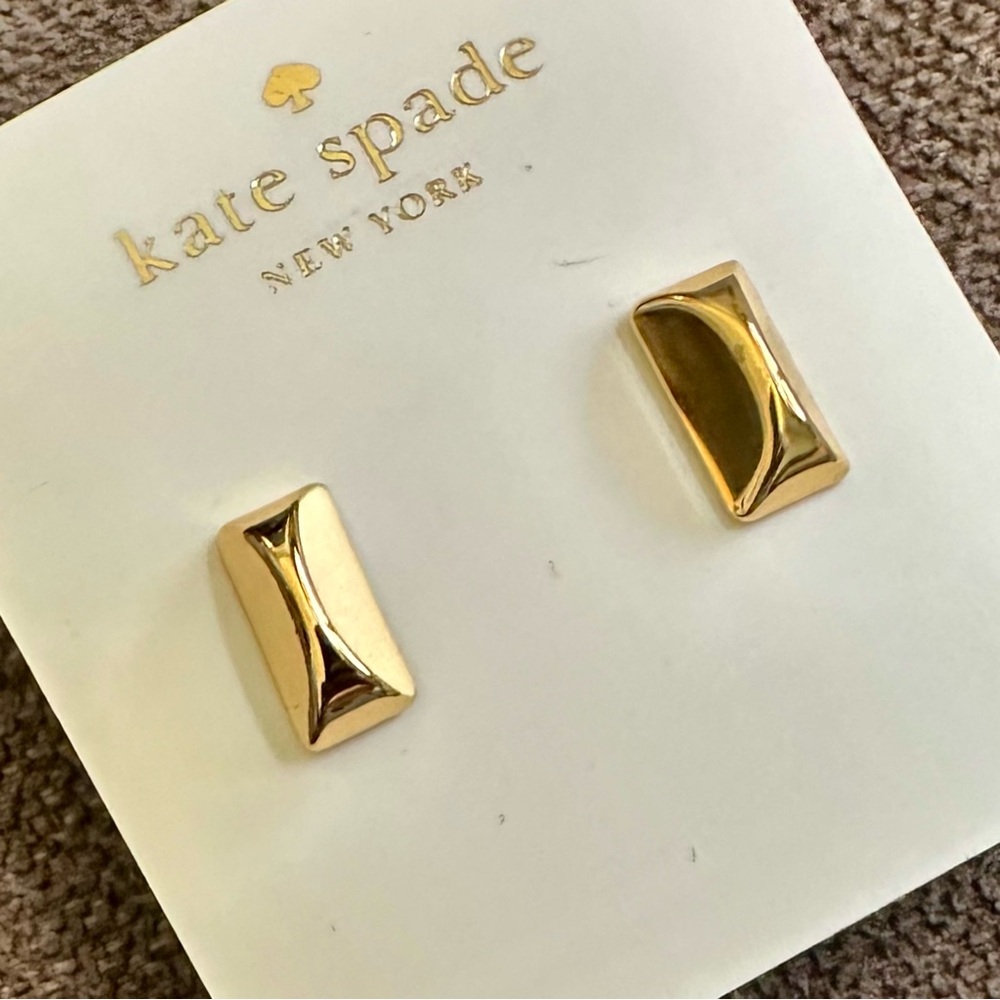 New Kate Spade Sliced Scallop Stud Earrings in Gold. Comes in Kate Spade Card